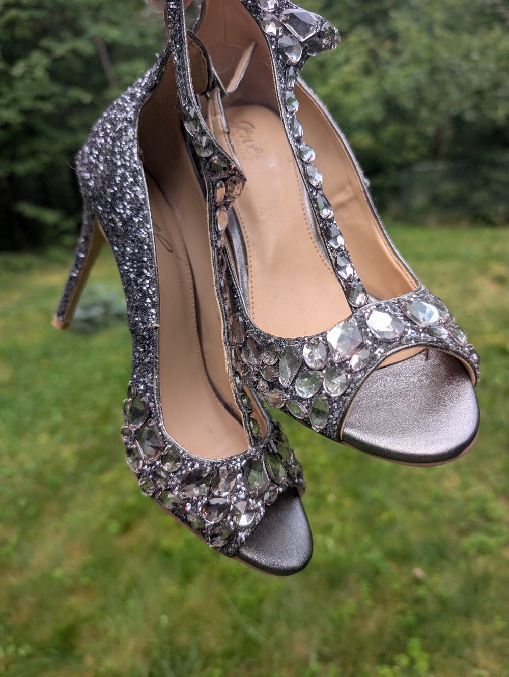 Jewel Badgley Mischka Glitter Crystal Embellishments T-Strap Sandals Size 7